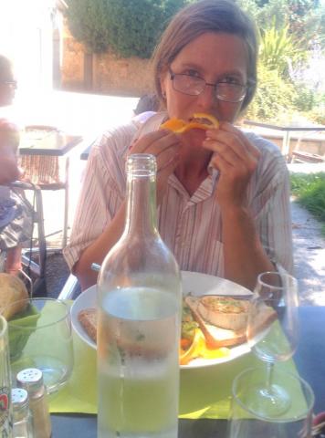 Food at midi. Then we sat in the shade with water and coffees. 93 again